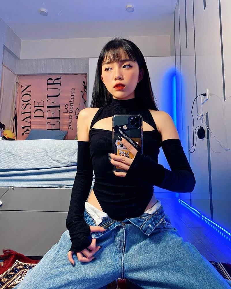  
Cô nàng Linh Ngọc Đàm mix item với mẫu quần jean không kéo khóa dáng thụng, tạo sự thu hút hơn. (Ảnh: Instagram nhân vật)