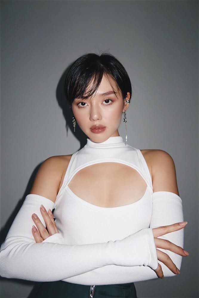  
Phiên bản áo trắng của Khánh Linh - The Face cũng ấn tượng không kém. (Ảnh: Instagram nhân vật)