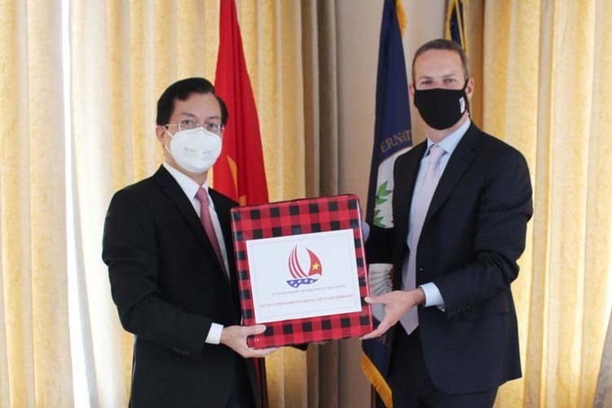  
Hình ảnh Đại sứ quán Hà Kim Ngọc trao tặng khẩu trang cho Giám đốc DFC tại Mỹ. (Ảnh: ĐSQVNTM)