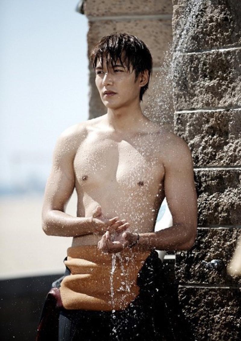  
Lee Min Ho từng làm dân mạng dậy sóng vì loạt ảnh khoe body của mình. (Ảnh: Pinterest).