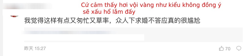  
 
Cộng đồng mạng xứ Trung xôn xao bình luận về màn cầu hôn bất ngờ trên sân khấu tốt nghiệp. (Ảnh chụp màn hình)