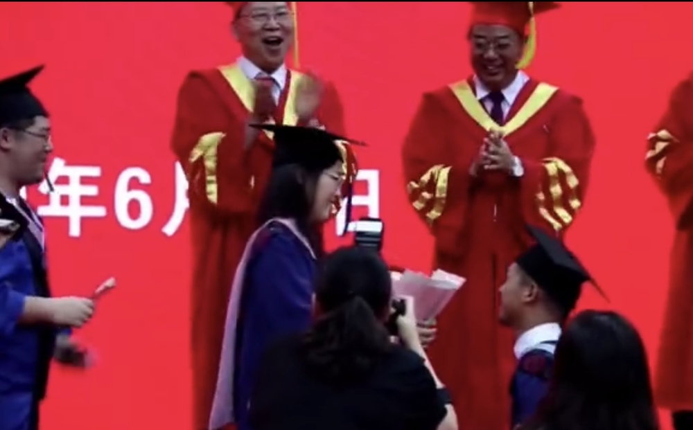  
Hình ảnh trao nhẫn cầu hôn ngay tại buổi lễ tốt nghiệp khiến cả hội trường vỡ oà. (Ảnh: Weibo)