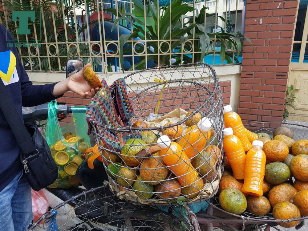  
Một xe bán nước cam ép dạo trên phố An Trạch, Hà Nội (Ảnh: Tin tức Việt Nam)
