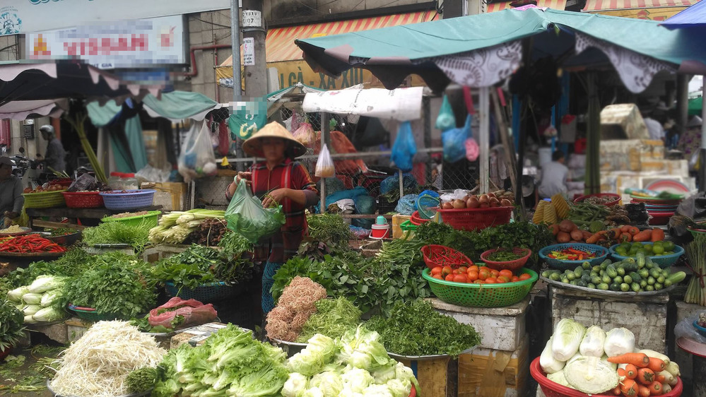  
Một cửa hàng bán rau trong khu chợ dân sinh (Ảnh: Người lao động)