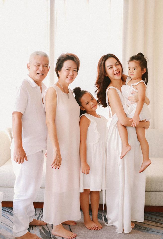  
Phạm Quỳnh Anh khoe bức ảnh đầy đủ gia đình.