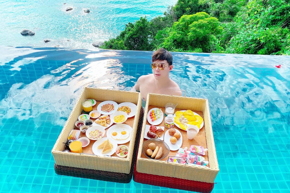  
Nathan Lee ăn sáng dưới hồ bơi và có cả một khoảng không gian riêng để sống ảo (Ảnh: NVCC) - Tin sao Viet - Tin tuc sao Viet - Scandal sao Viet - Tin tuc cua Sao - Tin cua Sao