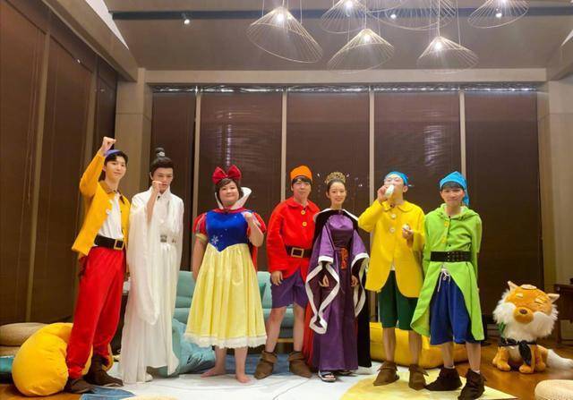  
Các nghệ sĩ tham gia show Thanh Xuân Hoàn Du Ký mùa 2 của đài Chiết Giang. (Ảnh: Weibo).