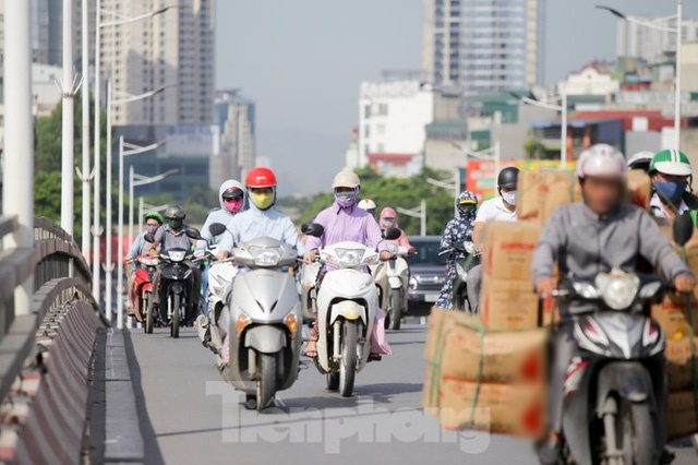  
Hình ảnh mọi người trùm kín từ đầu đến chân vì sợ nắng nóng trên một tuyến đường ở thủ đô Hà Nội. (Ảnh: Tiền Phong)