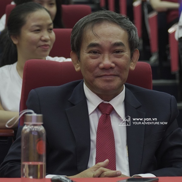  
Phó giáo sư - Tiến sĩ Hồ Thanh Phong – Hiệu trưởng trường Đại học Quốc tế Hồng Bàng. 