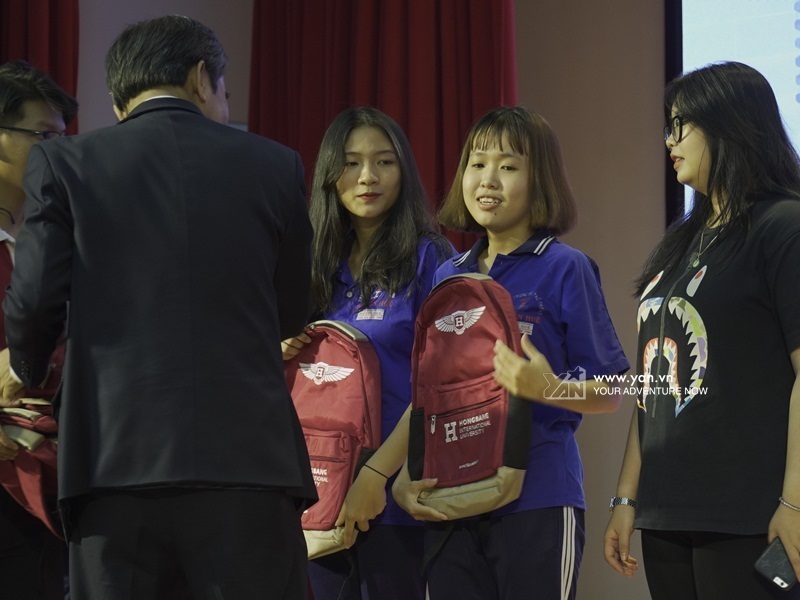  
Phó giáo sư - Tiến sĩ - Hiệu trưởng trường Đại học Hồng Bàng Hồ Thanh Phong trao quà cho các em học sinh.