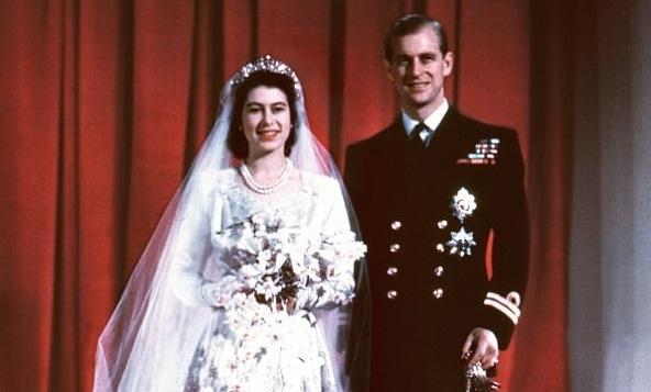  
Vì tình yêu và muốn được kết hôn với người ông trọn đời dành tình cảm - Nữ hoàng Elizabeth II nên Hoàng thân Philip đã quyết định từ bỏ tước vị. (Ảnh: The Mirror)