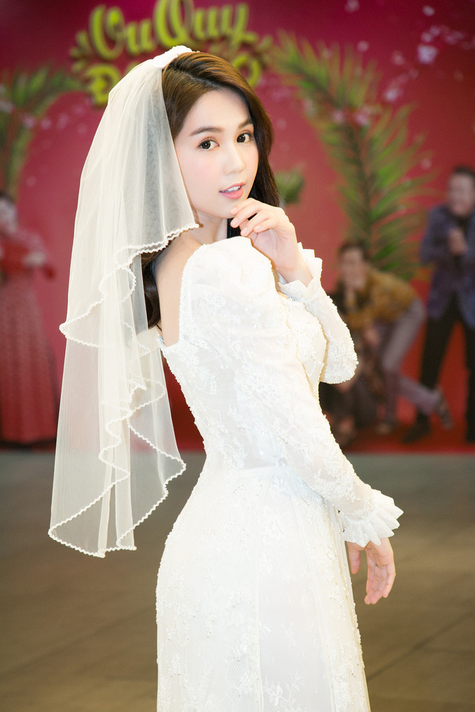  
Ngọc Trinh diện áo dài cưới trong ngày ra mắt Vu quy đại náo, bộ phim cô đóng chính cùng Diệu Nhi. (Ảnh: BTC)