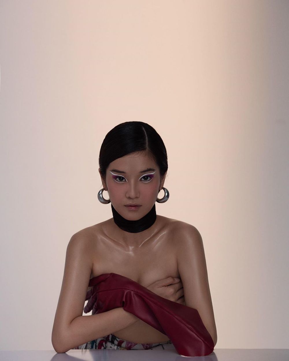   
Hoàng Yến Chibi "chơi lớn" với bộ ảnh bán nude. Cô trang điểm, kẻ mắt và sử dụng phụ kiện cá tính. (Ảnh: Instagram nhân vật)