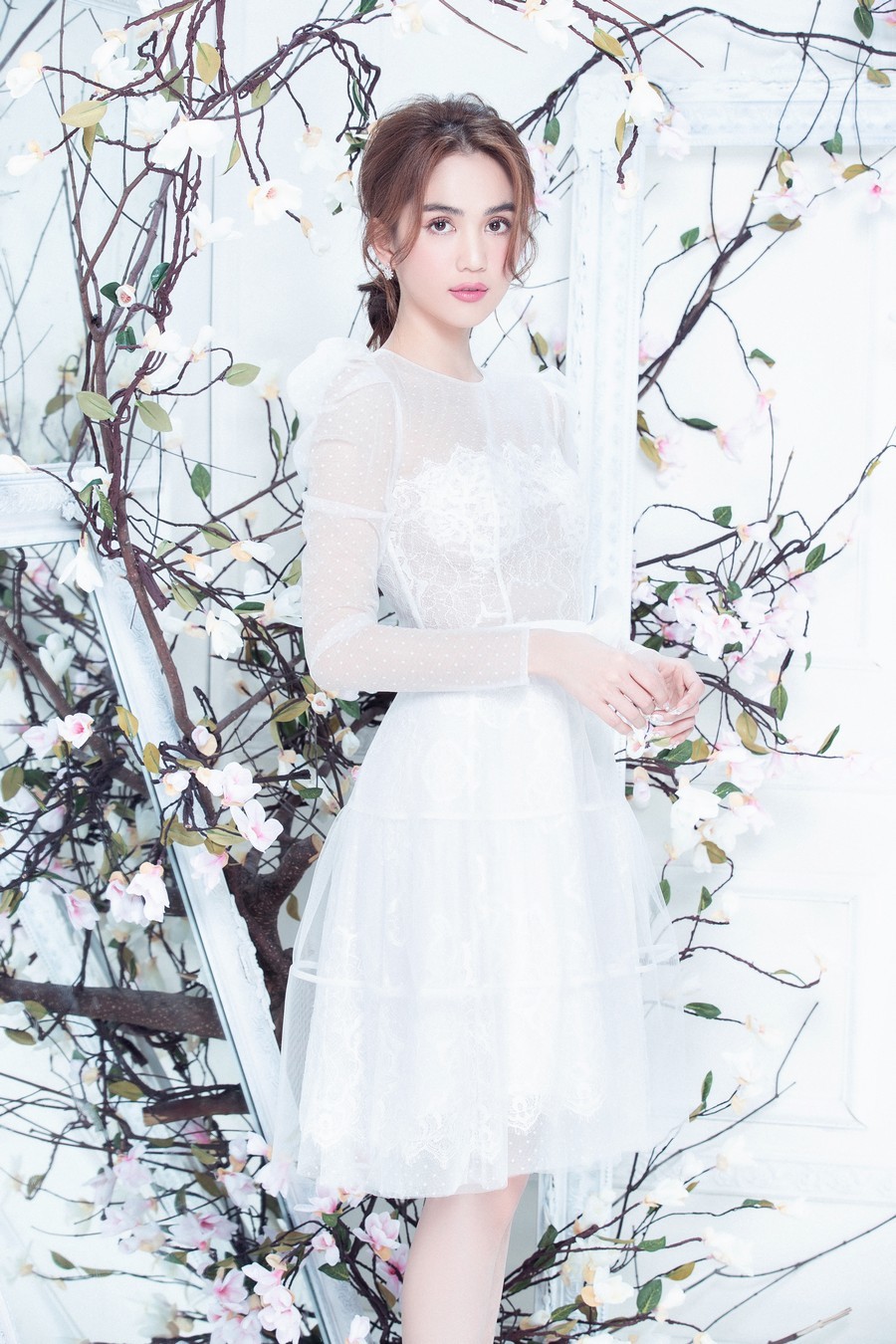  
Mẫu váy trắng cùng background hoa tôn trọn vẻ tinh khôi, bay bổng của chân dài Trà Vinh. (Ảnh: NVCC)
