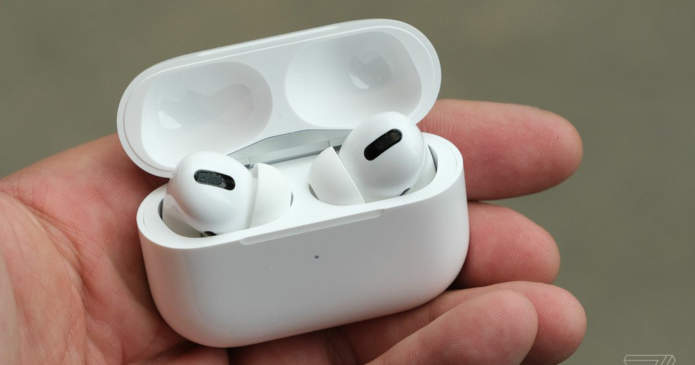  
Tai nghe AirPods, món phụ kiện quen mặt nhưng khá đắt đỏ của Apple. (Ảnh: Bergamonews).