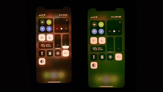  
iPhone lỗi (bên phải) được đặt cạnh một chiếc bình thường, cho thấy màn hình ngả xanh. (Ảnh: Sohu).