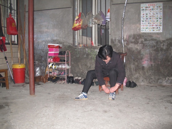 Bà Trần chạy bộ đến mức 4 đôi giày thể thao đã nát bươm, bung gót (Ảnh: China Daily)