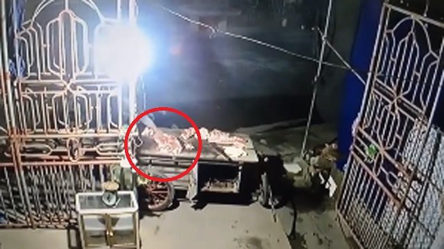  
Một sạp bán thịt heo ở Thái Bình bị trộm (Ảnh cắt từ clip: L.G.V.T)