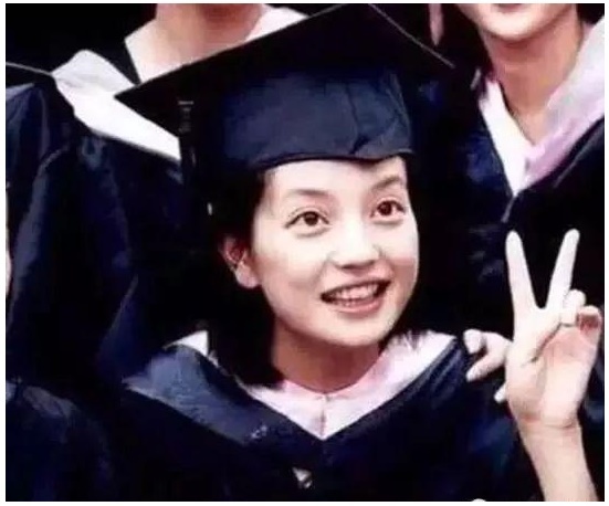  
Cư dân mạng đã nói đùa rằng trông Tiểu Yến Tử ngày tốt nghiệp siêu dễ cưng. (Ảnh: Sohu)