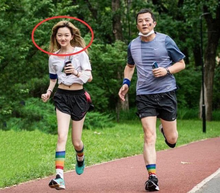  
Trước đó, hình ảnh chạy bộ của bố con Lý Á Bằng với nhan sắc cùng khí chất tự tin toả sáng của Lý Yên cũng nhận được không ít sự quan tâm. (Ảnh: Weibo)