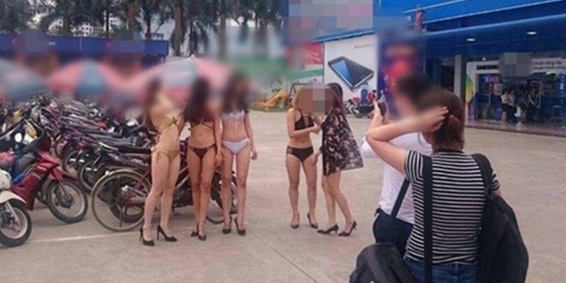  
Hình ảnh các cô gái mặc bikini để kéo khách từng được bàn luận rất xôn xao. (Ảnh: VTC)
