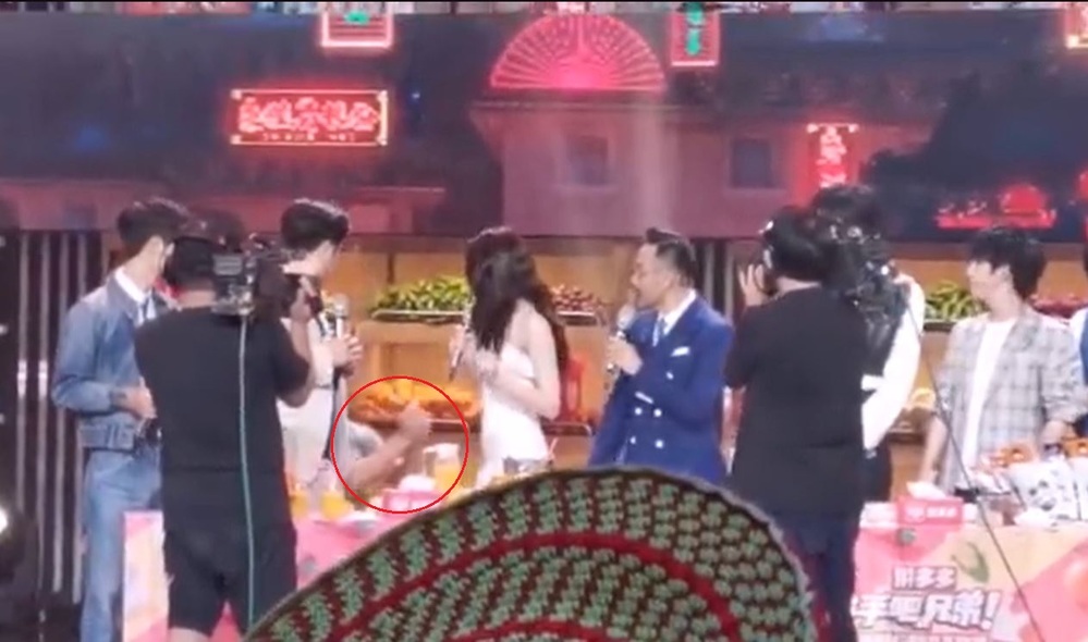  
Địch Lệ Nhiệt Ba bất ngờ được cầu hôn trên sân khấu. (Ảnh: Chụp màn hình).