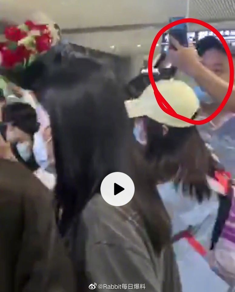  
Fan nam này còn từng theo đuôi nữ nghệ sĩ và gây rối tại sân bay. (Ảnh: Weibo).