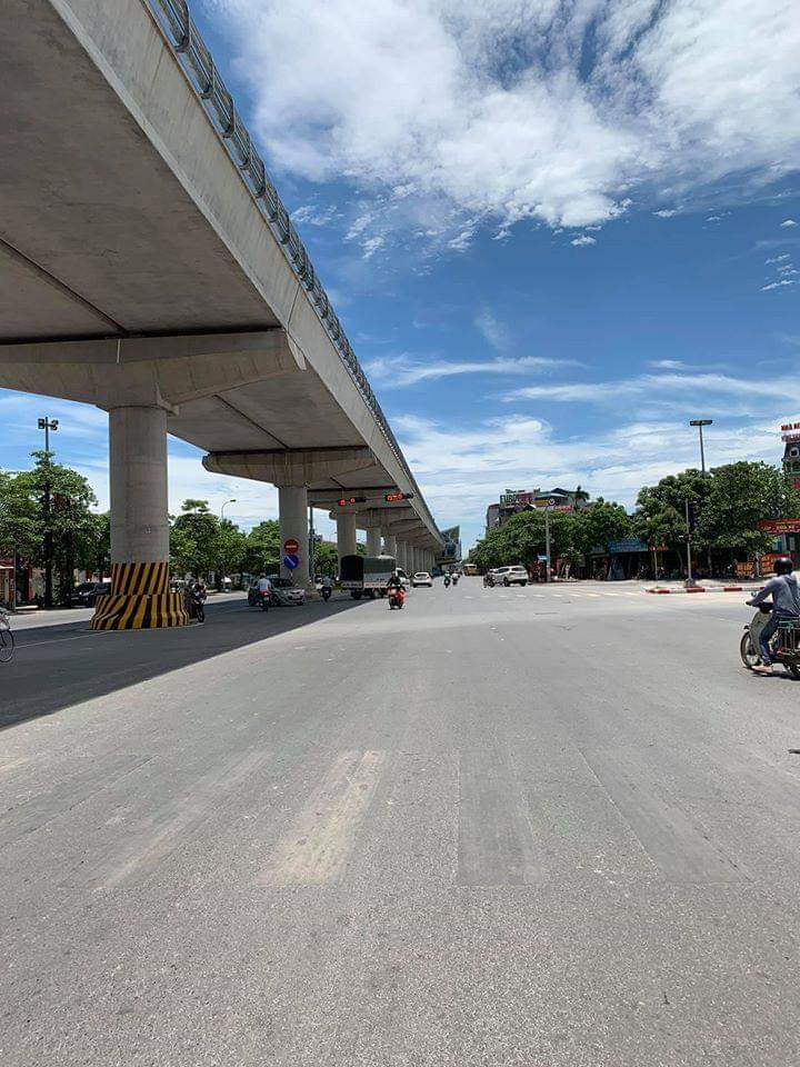  
Đường phố Hà Nội vắng bóng người qua lại trong ngày nắng nóng đỉnh điểm (Ảnh: Facebook)