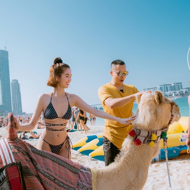  
Chân dài Trà Vinh xuất hiện trong nhiều video du lịch của "ông bầu". Trong chuyến đi Dubai, "nữ hoàng nội y" diện bikini trong khi Vũ Khắc Tiệp mix áo thun, quần short đơn giản. (Ảnh: FBNV)