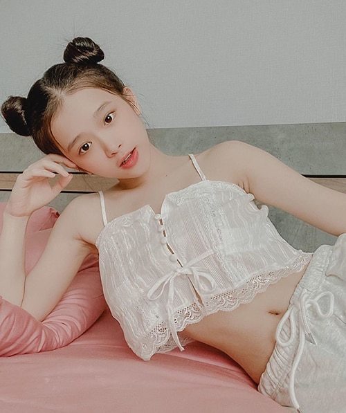  
Linh Ka búi tóc Na Tra, tạo dáng thời trang dù đang diện đồ ngủ ở nhà. (Ảnh: Instagram nhân vật)