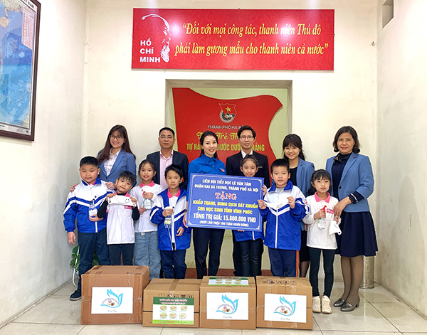  
Các bạn học sinh Hà Nội mua nước sát khuẩn, khẩu trang ủng hộ mọi người ở vùng dịch (Ảnh: Dân Việt)