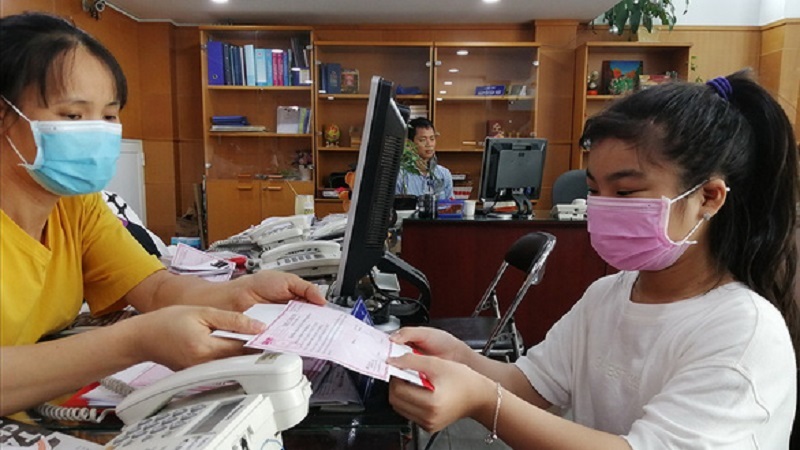  
Cô bé Phạm Tô Minh Tâm ở TP.HCM ủng hộ 10 triệu đồng (Ảnh: Tuổi Trẻ Online)