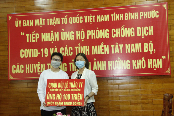  
Em Bùi Lê Thảo Vy cũng ủng hộ số tiền 100 triệu đồng tại Ủy ban MTTQ tỉnh Bình Phước (Ảnh: Tuổi Trẻ Online)