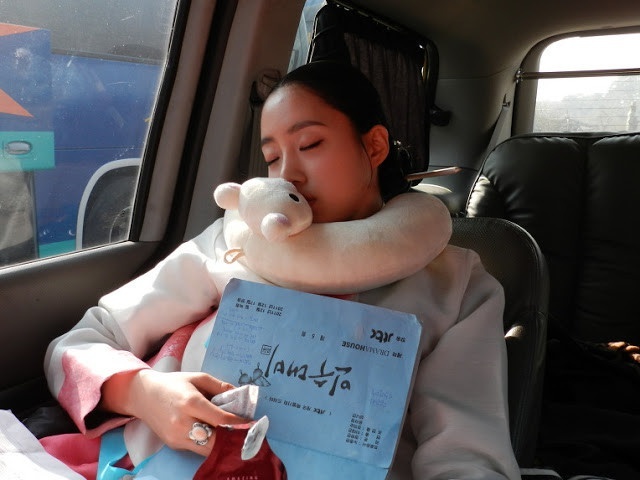  
Khoảnh khắc Eun Jung ngủ trên xe được chia sẻ rộng rãi trên mạng xã hội. Ảnh: Twitter