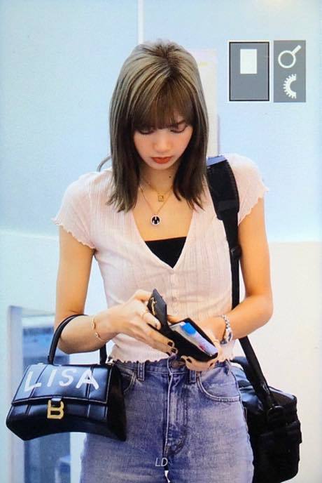  
Lisa diện chiếc túi đơn giản màu đen trong outfit sân bay. (Ảnh: T.H)