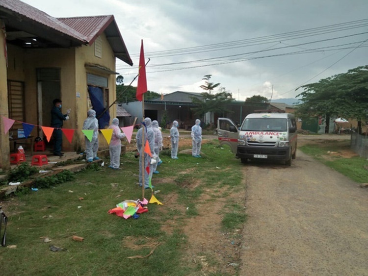  
Nhân viên y tế có mặt tại khu vực xuất hiện bệnh nhân mắc bạch hầu ở Đắk Nông (Ảnh: Vietnamnet)