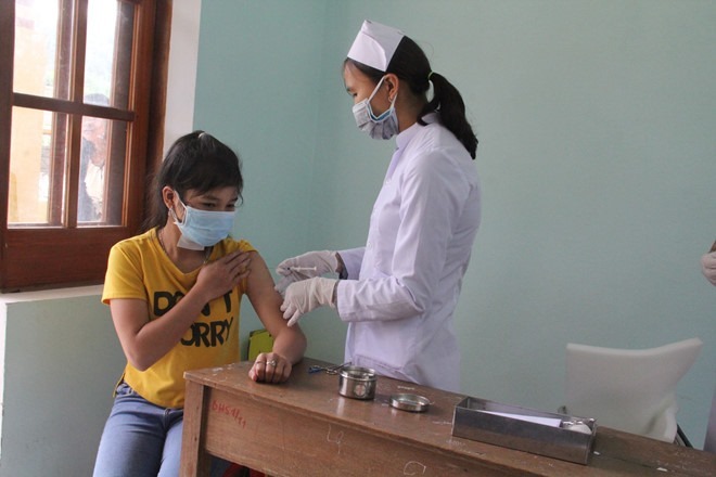  
Nhân viên y tế tiêm vaccine phòng chống bệnh bạch hầu cho mọi người (Ảnh minh hoạ: VTC)