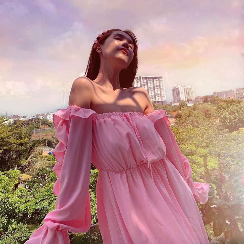  
Ngọc Trinh trở lại hình ảnh "bánh bèo" với váy xòe tông hồng ngọt ngào. Cô chụp hình trên tầng thượng của biệt thự 50 tỷ, mẫu váy trễ vai cùng kiểu kẹp tóc hoa biến cô nàng thành tiên tử. (Ảnh: Instagram nhân vật)