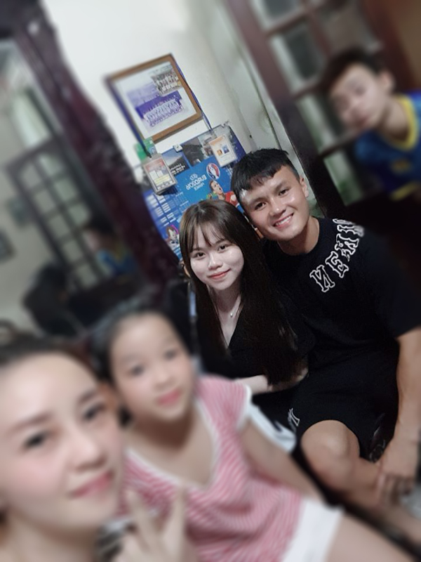  
Quang Hải - Huỳnh Anh ngọt ngào bên nhau khi về thăm mẹ nuôi​. (Ảnh: FBNV).
