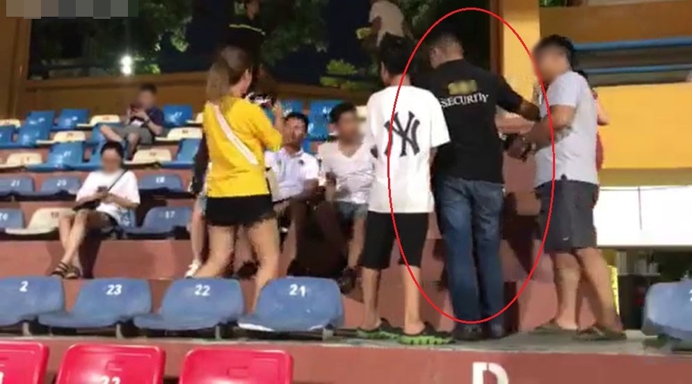  
Vệ sĩ của Quang Hải (áo đen) ngăn không cho người hâm mộ vào quấy rầy sự riêng tư của cặp đôi. (Ảnh: Cắt từ clip).