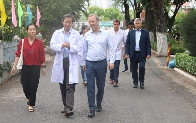 
Ông Gareth Ward, Đại sứ Anh tại Việt Nam (giữa) và Giám đốc Bệnh viện Bệnh Nhiệt đới TP HCM (trái) trong chuyến thăm bệnh viện (Ảnh: Vnexpress)