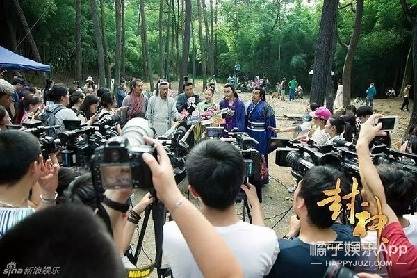  
Đặng Luân như người vô hình trong đoàn phim thời chưa nổi tiếng. (Ảnh: Weibo).
