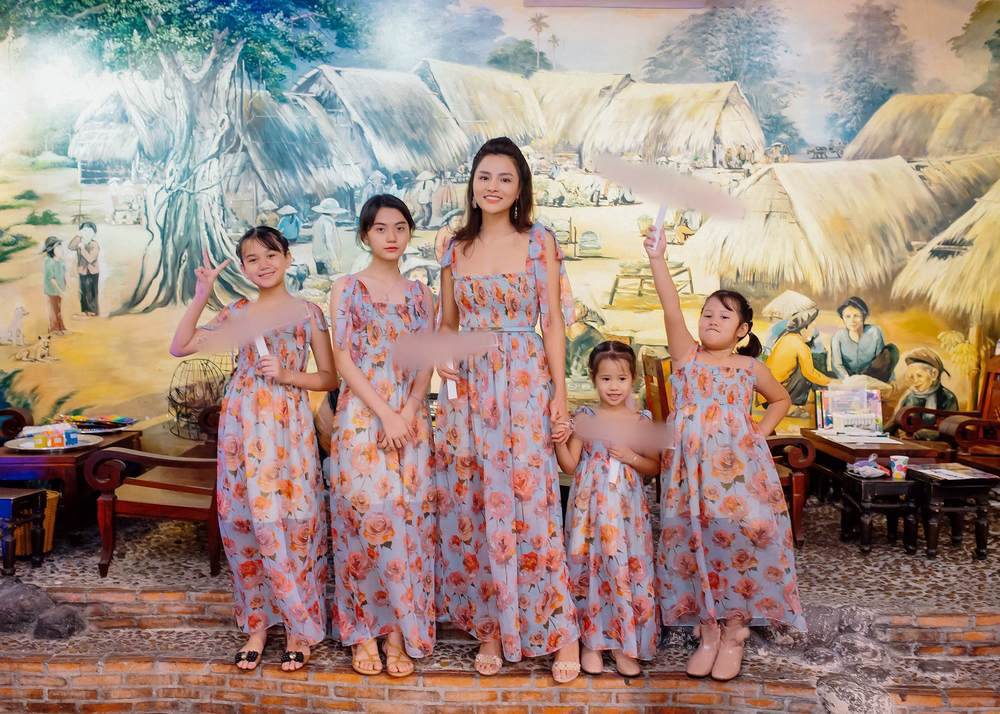  
Bốn cô công chúa được Vũ Thu Phương đưa đi dự tiệc dịp 1/6. (Ảnh: NVCC) - Tin sao Viet - Tin tuc sao Viet - Scandal sao Viet - Tin tuc cua Sao - Tin cua Sao