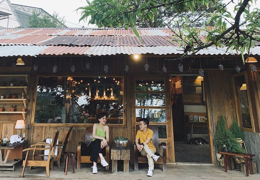  
Cặp đôi vui vẻ cùng nhau ngồi uống cà phê thư giãn ở Đà Lạt. (Ảnh: Instagram) - Tin sao Viet - Tin tuc sao Viet - Scandal sao Viet - Tin tuc cua Sao - Tin cua Sao