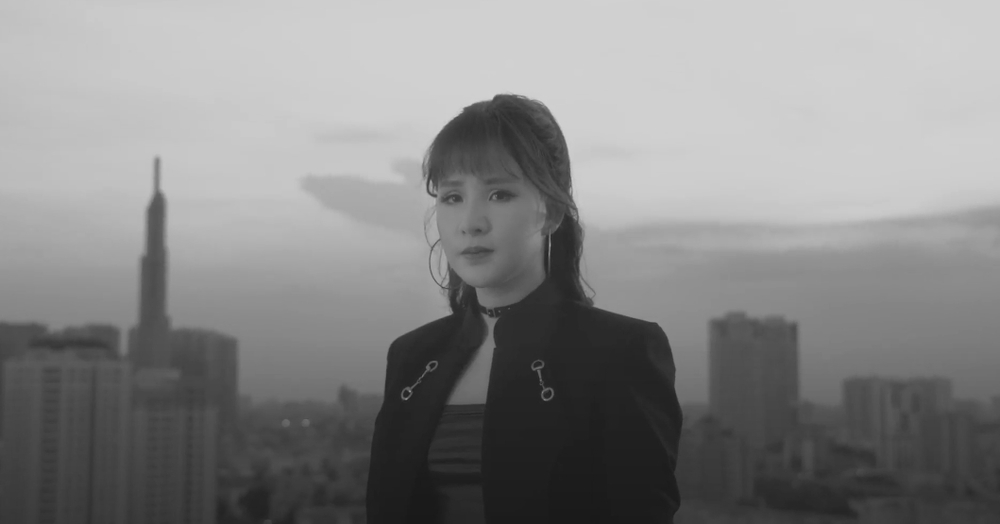  
Hình ảnh teaser MV của Yến Tatoo 