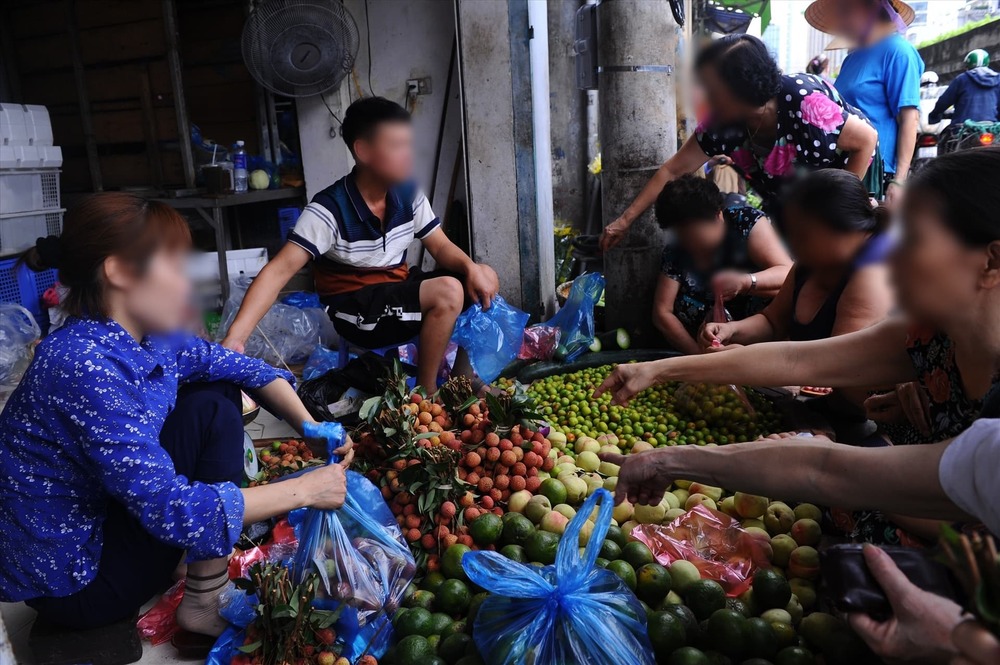  
Một khu chợ dân sinh ở Thành phố Hồ Chí Minh tấp nập người mua trái cây. (Ảnh: Lao Động)