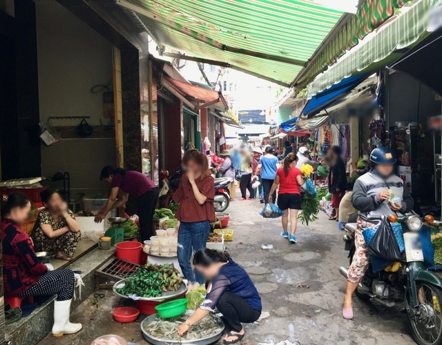  
Một khu chợ dân sinh ở Thành phố Hồ Chí Minh, các quầy hàng bán hải sản cũng tranh thủ bày bán bánh ú tro. (Ảnh: Dân Trí)