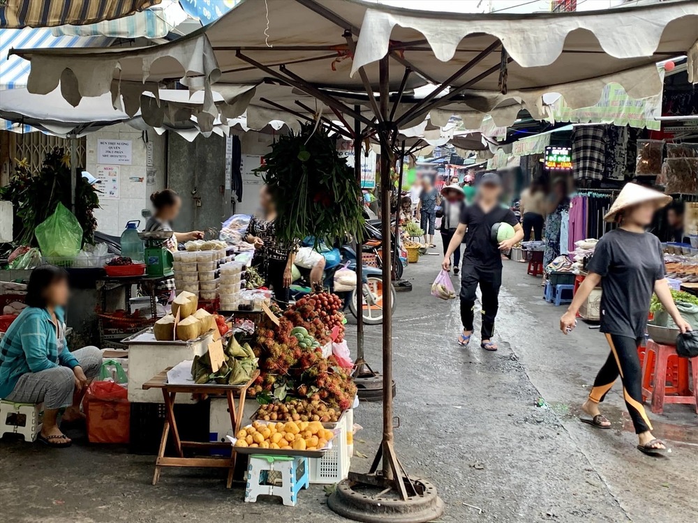  
Một khu chợ dân sinh bán khá nhiều trái cây và bánh ú tro. (Ảnh: Lao Động)