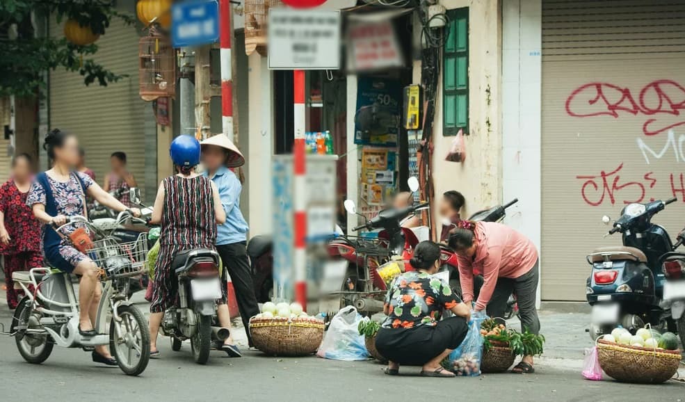  
Một góc phố ở Hà Nội không khí khá náo nhiệt vào sáng 25/6. (Ảnh: VTV)