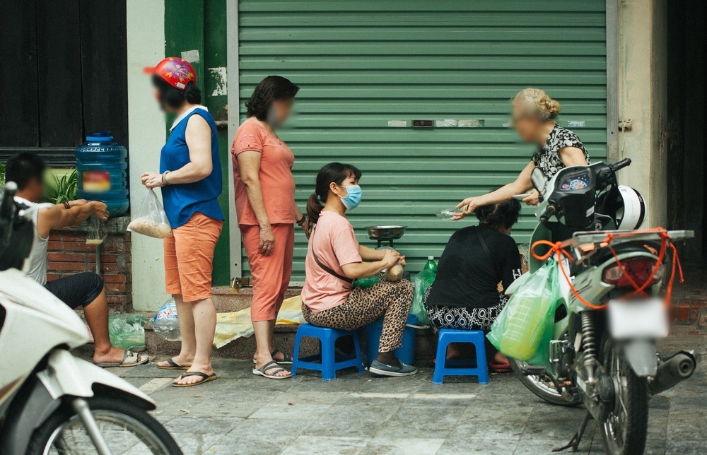  
Khu chợ tự phát ở Hà Nội bán các loại đồ cúng như rượu, xôi... (Ảnh: VTV)